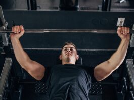 Kako pravilno izvoditi osnovne vježbe snage: Vodič za čučnjeve, sklekove, mrtvo dizanje i bench press